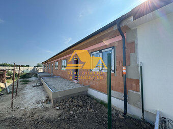 Predám novostavbu v radovej zástavbe v obci Selice - 11