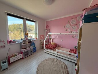 NOVOSTAVBA: zariadený BUNGALOV v obci Vieska Bezdedov (817m2 - 11