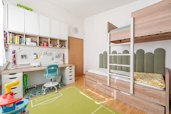 Priestranný byt s pozemkom a 2 park. miestami - 11