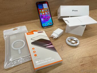 iPhone 11 black - super stav - v záruke - 11