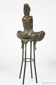 Bronzová socha mladej dámy na barovej stoličke, 29cm - 11