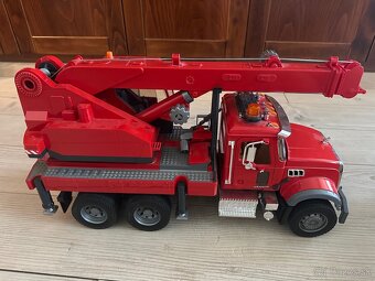 Auto žeriav BRUDER - 11