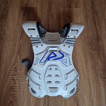 Čižmy, prilby, kombinéza - 11