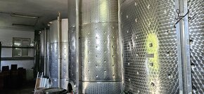 Budova na výrobu a skladovanie vína vo vinohradníckej oblast - 11