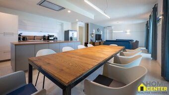 NA PREDAJ atraktívna kamenná vila /419 m²/ pri mori, Dalmáts - 11