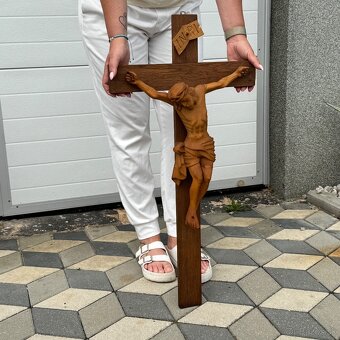Veliký celodřevěný krásný kříž s velkým Ježíšem - 11