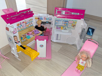 Barbie domček, sanitka, auto + príslušenstvo - 11