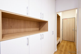 Kompletne zariadená garsónka s balkónom na Nivách vrátane en - 11