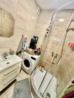 NA PREDAJ VEĽKÝ KOMPLETNE ZREKONŠTRUOVANÝ 2i BYT S LOGGIOU - 11