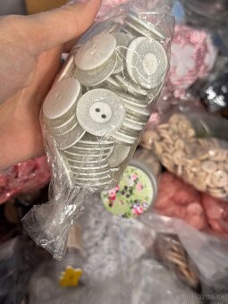 Gombíky - mix farieb, cela krabica - 11