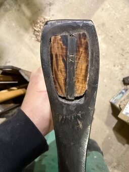 Sekery, lopaty, krompače, kladivá - 11