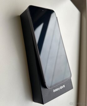 Samsung Galaxy S24 FE 128GB - top stav - 11