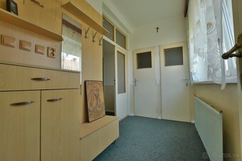 Ponúkame na predaj rodinný dom s garážou a veľkým pozemkom v - 11