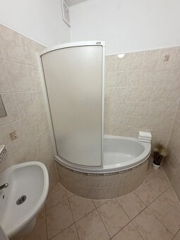 SKVELÝ BYT PRE KRÁSNE BÝVANIE :) 3  izbový byt 69 m2, garáž, - 11