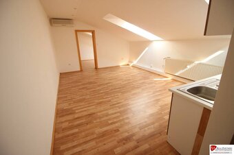 REB.sk ponúka na predaj administratívnu budovu s bytom v cen - 11