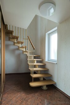 RD s dvomi bytovými jednotkami 7 izbový - 11