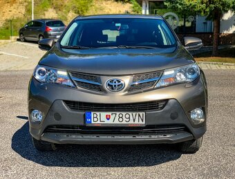 Toyota RAV4 2,2 D-4D 110kW 4WD (ťažné, park.kamera, keyless) - 11