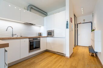 NA PREDAJ MODERNÝ 3-IZBOVÝ BYT S KRÁSNYM VÝHĽADOM - 11