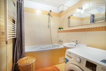 PREDAJ: veľký 3 izbový byt, staršia Novostavba, Nová Rožňavs - 11
