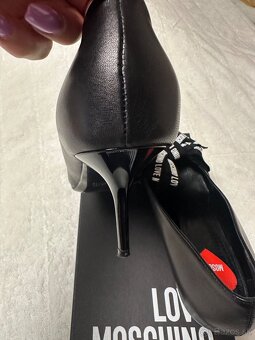 Kožené lodičky s mašľou zn. Love Moschino originál - 11