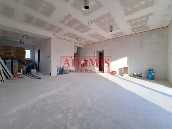 ADOMIS - predám rodinný dom Ruskov, 650m2, 3x kúpelňa,120m2  - 11