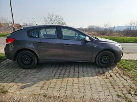Predám alebo rozpredám Chevrolet cruze 1,8  bez motora. - 11
