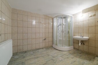 PRIESTRANNÝ RD, 2 vstupy, 2 GARÁŽE v MÉRA - 40 km od KE - 11