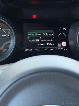 predám toyotu yaris hybrid - 11