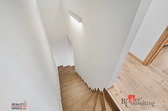 Moderný 4izbový mezanín s terasou a záhradou v srdci Rovinky - 11