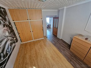 Predám veľký dvojdom s dvomi dielnami, dvojgarážou a záhrado - 11