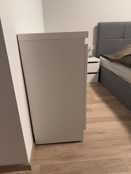 Biela trojdielna komoda - 11