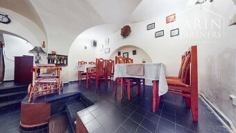 V centre Banskej Štiavnice rodinný dom 271 m2 s parkovaním - 11