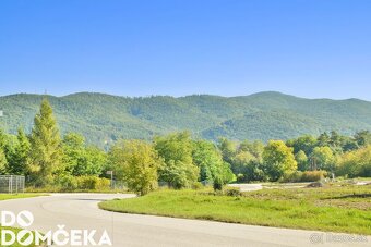 DO DOMČEKA | Atraktívny pozemok v príjemnom prostredí na Ame - 11