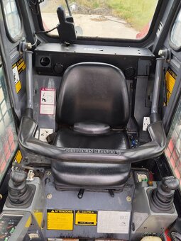 Pásový nakladač Takeuchi TL120. - 11