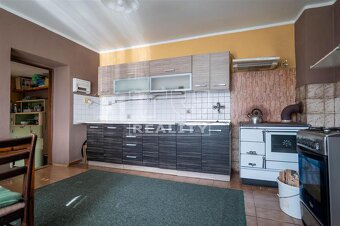 RODINNÝ DOM v obľúbenej obci Mojš s 1000m2 pozemkom - 11