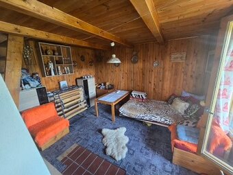 Krásna záhrada s chatkou na južnom svahu aj s IS - 11