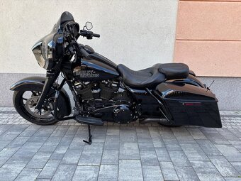Harley Street Glide - 11