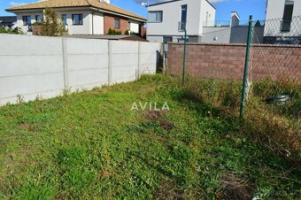 NA PREDAJ: zaujímavý stavebný pozemok 654m2 - Majcichov - 11
