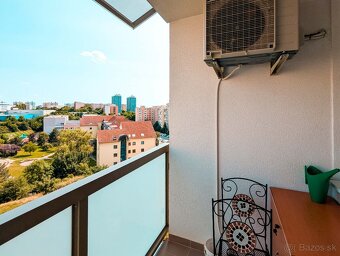 Väčší kompletne zariadený 3i byt v tichej štvrti s loggiou - 11
