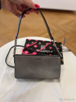 Strieborná crossbody DKNY kabelka - 11