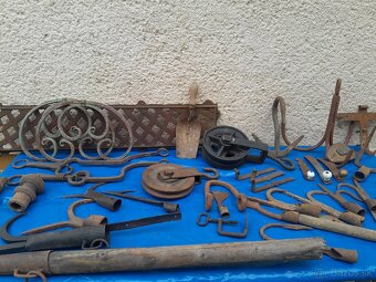 Staré historické ,rustikálne, kované náradie a pomôcky. - 11