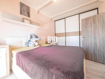 REZERVOVANÉ 2 a pol izbový byt s loggiou - zariadený - 61 m2 - 11