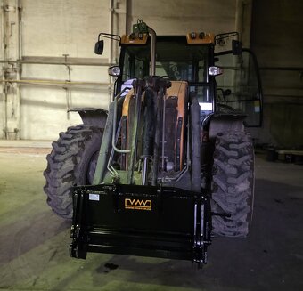 Predný rýchloupínač na traktorbáger Mecalac / Terex TLB990 - 11