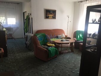 Rezervovaný  Starší zachovalý rodinný dom s garážou a teras - 11