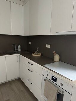 Svetlý 3i byt s terasou, záhradou a bazénom – Staré Mesto - 11
