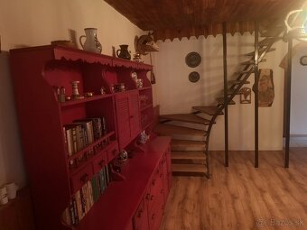 KOMPLETNE ZARIADENÁ CHATKA V NÁDHERNOM VIDIECKOM ŠTÝLE - 11