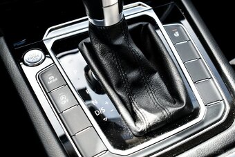 Volkswagen Passat Variant 2.0 TDI BMT R-Line Highline DSG - 11