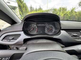 Opel Corsa E 1.4 66 kW Automat (23 800 km) - 11