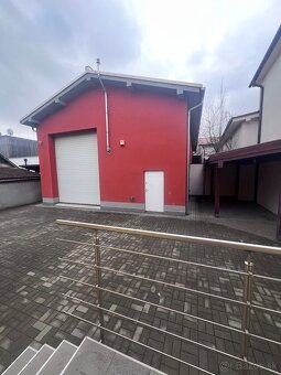 Ponukame na prenajom dom s garazou a halou. - 11