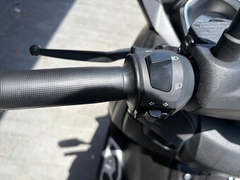 Yamaha X-Max 250 MomoDesign - 11
